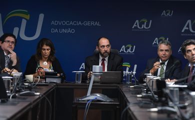 Brasília - A presidente do Ibama, Lucilene Ramos e o ministro da AGU, Luis Inácio Adams reúnem-se com representantes das empresas Samarco, Vale e BHP (Valter CAmpanato/Agência Brasil)