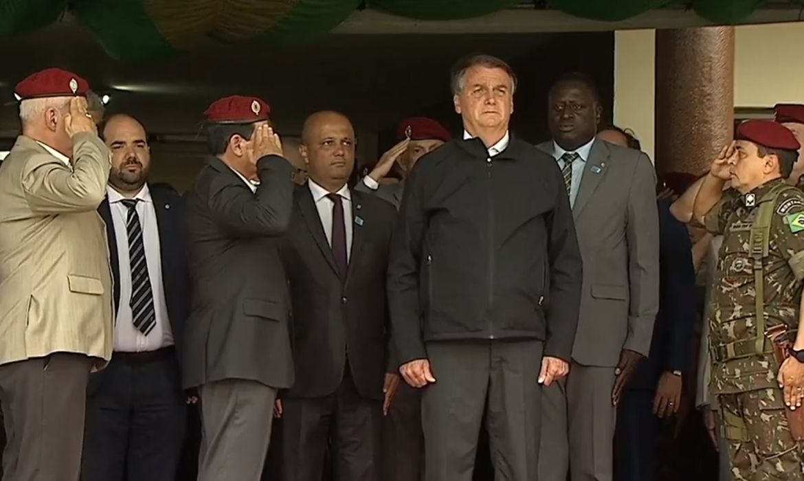 Presidente Jair Bolsonaro participa da Cerimônia de Formatura do 76º Aniversário da Brigada de Infantaria Paraquedista, no Rio de Janeiro