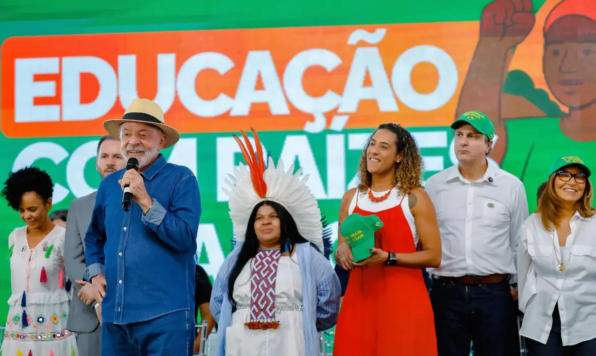 Lula desafia Trump no 'truco' diplomático e insiste em negociação de tarifas