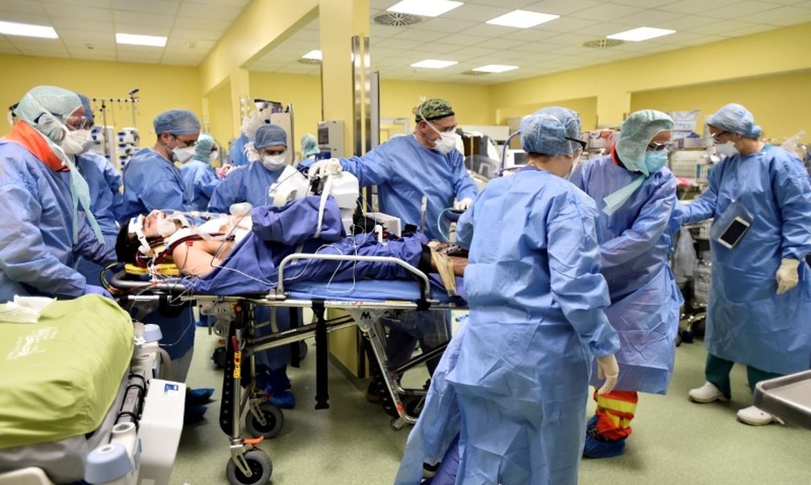 Equipe médica de hospital em Milão transportando paciente de 18 anos contaminado pelo coronavírus. REUTERS/Flavio Lo Scalzo/Direitos Reservados