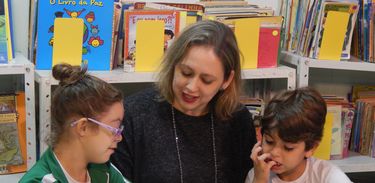 Escritora Alessandra Maltarollo e os filhos