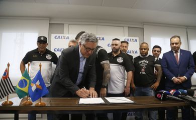 São Paulo (SP), 18/10/2024 - CAIXA, o Sport Club Corinthians Paulista, a Arena Itaquera S.A. e a Fiel Torcida, assinaram, nesta sexta-feira (18), às 16h, em São Paulo, Protocolo de Intenções sobre dívida contraída pela Arena Itaquera S.A. junto ao banco.A cerimônia contou com as presenças do ministro-chefe da Secretaria de Relações Institucionais da Presidência da República, Alexandre Padilha; do presidente da CAIXA, Carlos Vieira; e da diretoria do Corinthians e da Gaviões da Fiel.  Foto: Paulo Pinto/Agência Brasil