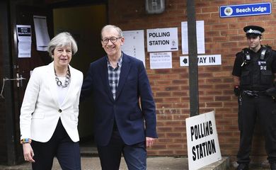 Theresa May votou ao lado do marido, Philip, em Sonning, no Condado de Berkshire