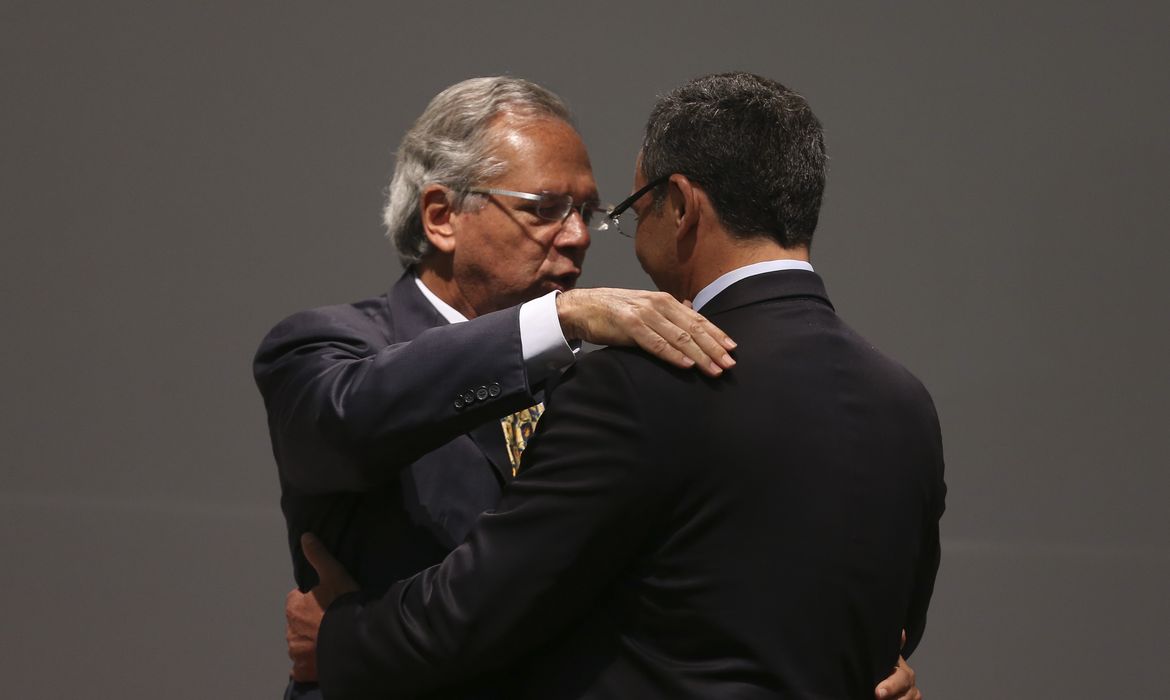 O novo ministro da Economia, Paulo Guedes, e o ex-ministro da Fazenda, Eduardo Guardia, durante solenidade de transmissão de cargo.