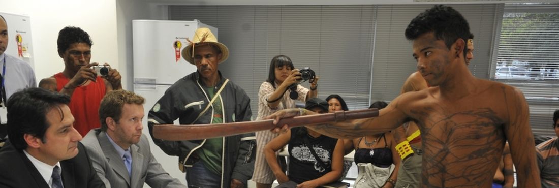 Lideranças indígenas de várias etnias foram recebidas pelo vice-presidente da AGU, Fernando Luiz Albuquerque, e o procurador-geral da Funai, Flávio Chiarelli, nesta segunda (27)