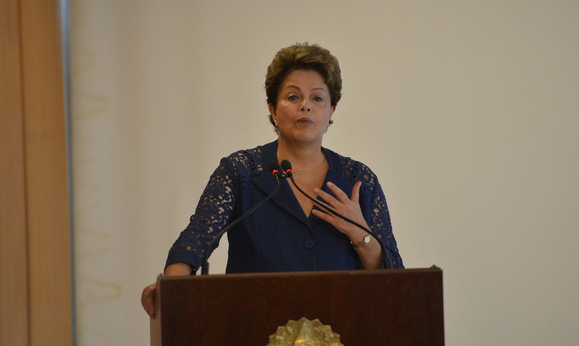 A presidenta Dilma Rousseff durante assinatura de contratos de infraestrutura urbana com o Governo de São Paulo (José Cruz/Agência Brasil)