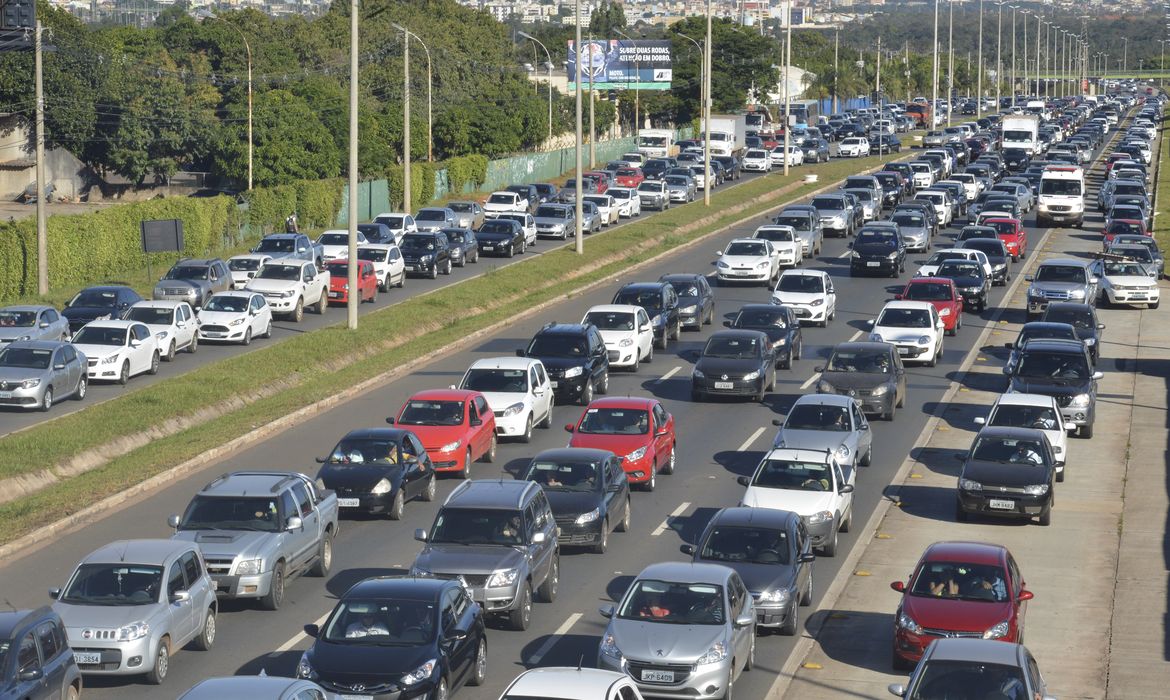 Pesquisa aponta que brasileiros são a favor de ações que reduzam espaço de veículos particulares nas ruas (José Cruz/Agência Brasil)