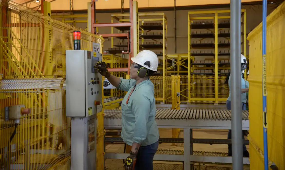 Operação da Fábrica de Blocos na Mina do Pico, produzidos a partir de rejeitos da mineração, no Complexo Vargem Grande da Vale, em Minas Gerais.