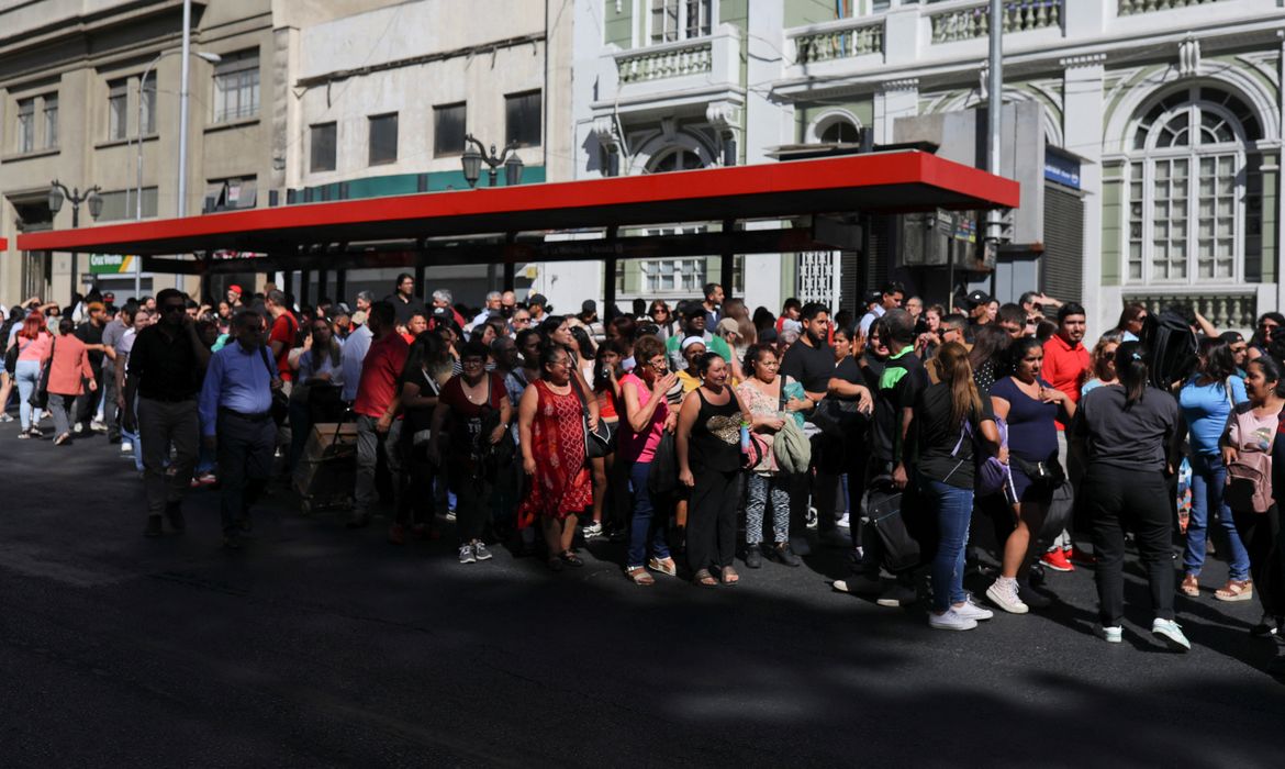 Pessoas se reúnem em rua de Santiago após apagão de grande proporção no Chile
25/02/2025
REUTERS/Pablo Sanhueza