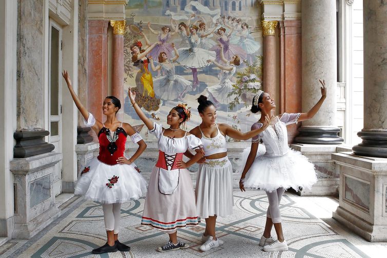 Rio de Janeiro (RJ) - Bailarinas da Cidade de Deus que ganharam bolsas de balé nos EUA, posam para foto no teatro antes de uma apresentaçāo. Foto: Marcos Queiroz/Divulgaçāo