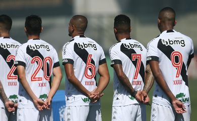 Jogadores do Vasco entraram com camisas sem nome
