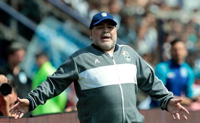 Maradona, grande do futebol argentino, deve permanecer no hospital