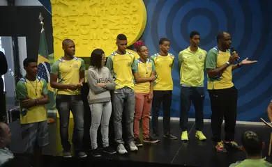 Rio de Janeiro - O diretor técnico da Associação Miratus de Badminton, Sebastião Dias de Oliveira, apresenta alunos do projeto que coordena, durante bate-papo sobre o programa Bolsa Atleta (Tomaz Silva/Agência Brasil)