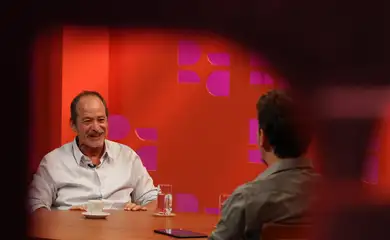 São Paulo (SP), 25/04/2024 - O cineasta Guel Arraes é entrevistado no programa Dando a Real com Leandro Demori na TV Brasil. Foto: Rovena Rosa/Agência Brasil
