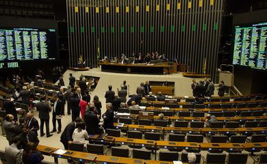 Brasília - A votação do Marco Civil da Internet (PL 2.126/11) ficou para a próxima semana. Hoje (12) o relator do projeto, deputado Alessandro Molon  (PT-RJ), fez a leitura do relatório (José Cruz/Agência Brasil)