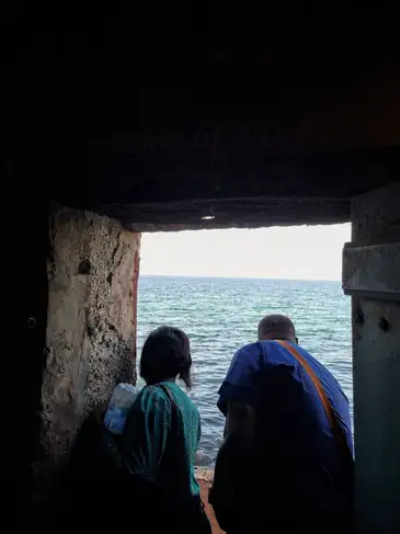 Dacar (Senegal) 30/11/2023 – Visitante observa a Porta do Não Retorno, ponto final do embarque de africanos escravizados para as Américas -Foto: Pedro Rafael Vilela/Agência Brasil