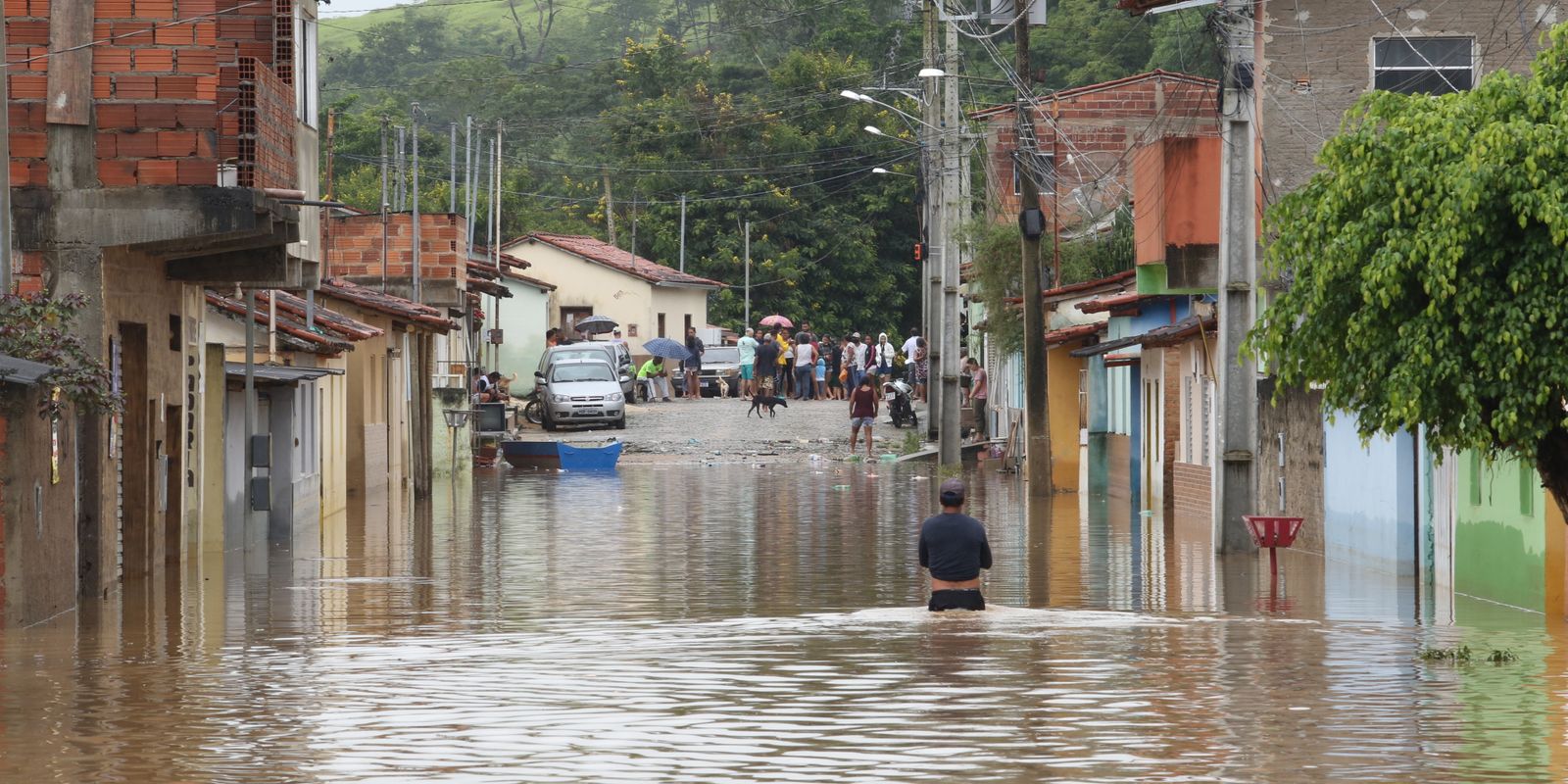 Vítimas de enchentes em cidades de Minas e da Bahia poderão sacar FGTS