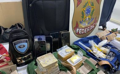 A Polícia Federal (PF) apreendeu na tarde de ontem (4) 77 kg de ouro em barras transportado por seis brasileiros em um avião particular que aterrissou no Aeroporto Estadual de Sorocaba - Bertram Luiz Leupolz.