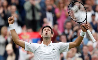 Djokovic celebra vitória em Wimbledon 2021 - tênis - tenista sérvio