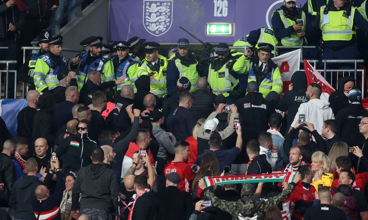 Policiais entram em confronto com torcedores húngaros durante partida entre Inglaterra e Hungria pelas eliminatórias para a Copa do Mundo em Wembley