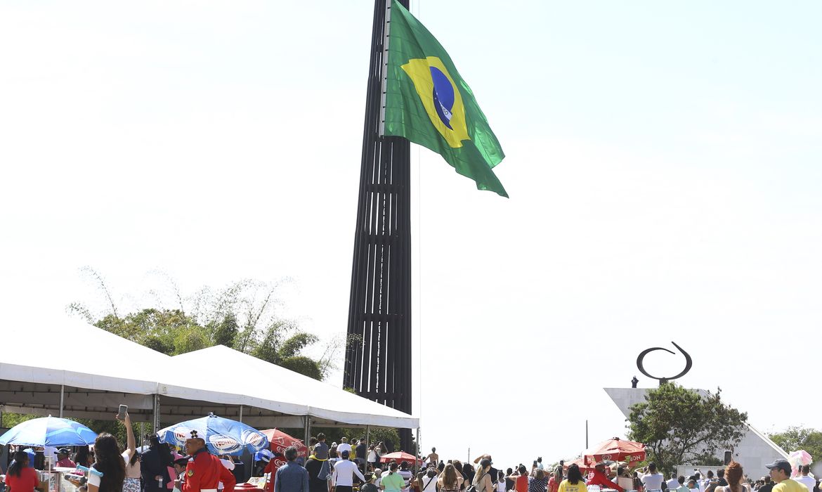 Todo primeiro domingo do mês, ocorre a cerimônia de Troca da Bandeira Nacional na Praça dos Três Poderes