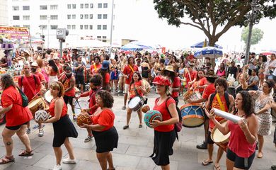 Rio de Janeiro (RJ), 05/01/2025 – Blocos de carnaval não oficiais desfilam pelas ruas do centro do Rio de Janeiro. Foto: Tomaz Silva/Agência Brasil