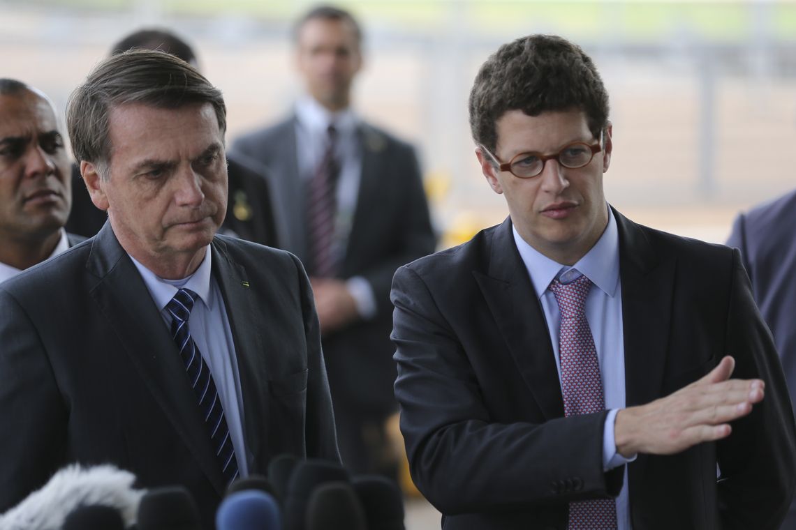 O presidente Jair Bolsonaro e o ministro do Meio Ambiente, Ricardo Salles, falam à imprensa na entrada do Palácio da Alvorada.