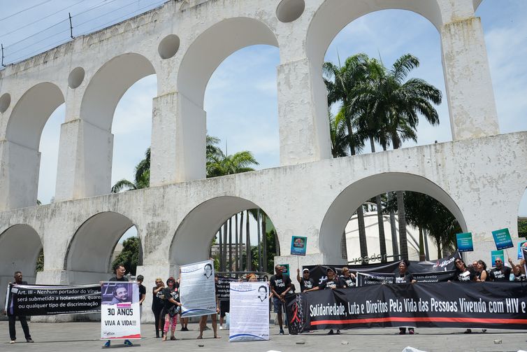  Grupo Pela Vidda faz ato no Dia Mundial de Luta Contra a Aids nos Arcos da Lapa, no centro do Rio de Janeiro. 