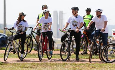 Brasília, DF 22/09/2023 Cicloativistas e servidores públicos pedalaram em um bonde de bicicleta saindo da Rodoviária do Plano Piloto com destino à Câmara Legislativa do Distrito Federal pelo Dia Mundial sem Carro (CLDF). Foto: Fabio Rodrigues-Pozzebom/Agência Brasil
