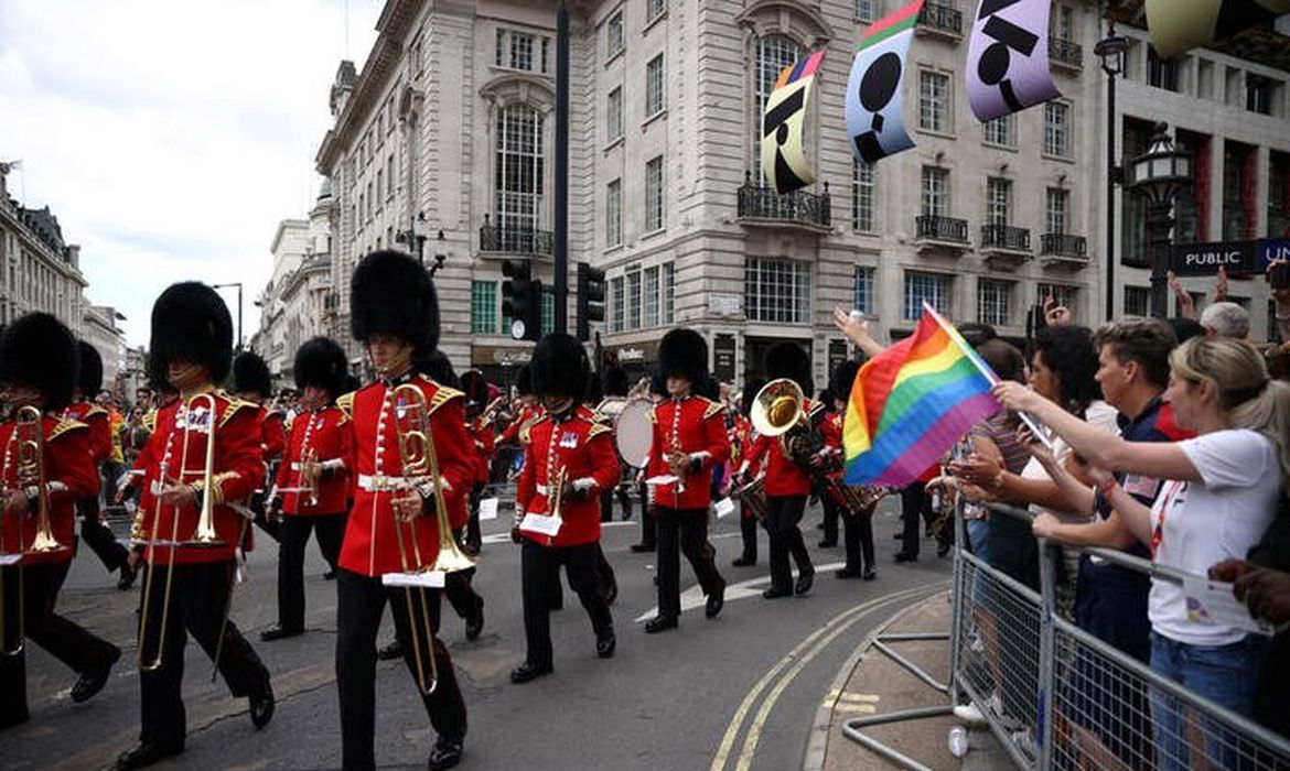 Banda militar participa da Parada do Orgulho LGBT de 2022 em Londres. 02/07/2022. REUTERS/Henry Nicholls