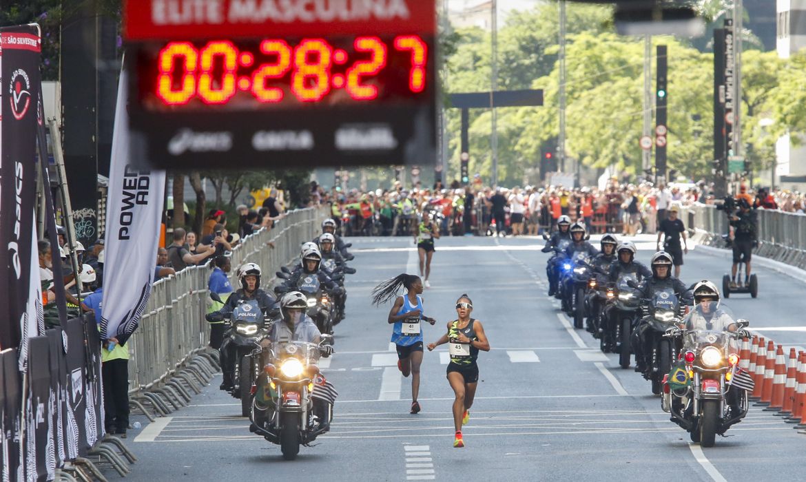 São Paulo (SP), 31/12/2024 - A brasileira Núbia de Oliveira (45) chega na terceira posição na pisputa da 99ª Corrida Internacional da São Silvestre. A tradicional corrida de rua tem expectativa de receber cerca de 37.500 corredores, público recorde. O percurso da São Silvestre tem largada na Avenida Paulista (entre as ruas Frei Caneca e Augusta), vai até o Centro histórico e volta para a Paulista pela subida da Avenida Brigadeiro Luiz Antônio - difíceis quilômetros finais. Acaba em frente ao prédio da Fundação Cásper Líbero. Foto: Paulo Pinto/Agência Brasil