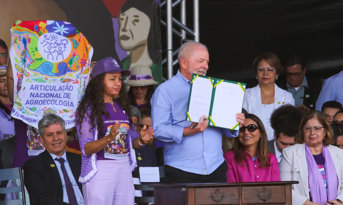 Brasília,DF 16/08/2023 Presidente Luiz Inácio Lula da Silva, acompanhado da primeira-dama, Janja Lula da Silva, e de vários ministros, participa do encerramento da Marcha das Margaridas na Esplanada dos Ministérios. Foto: Fabio Rodrigues-Pozzebom/ Agência Brasil