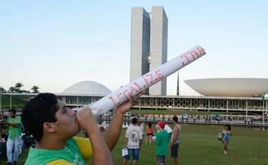 Ativistas fazem ato público na Esplanada dos Ministérios em defesa da regulamentação da maconha no Brasil para uso medicinal, recreativo, religioso e industrial (Valter Campanato/Agência Brasil)