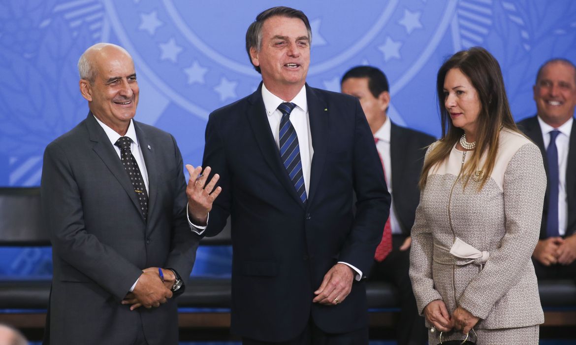 O presidente Jair Bolsonaro dá posse ao ministro da Secretaria de Governo, Luiz Eduardo Ramos, no Palácio do Planalto.