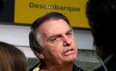 Rio de Janeiro (RJ), 29/06/2023 - O ex-presidente Jair Bolsonaro desembarca no aeroporto Santos Dumont e fala sobre o julgamento no TSE que pode torná-lo inelegível. Foto:Tânia Rêgo/Agência Brasil