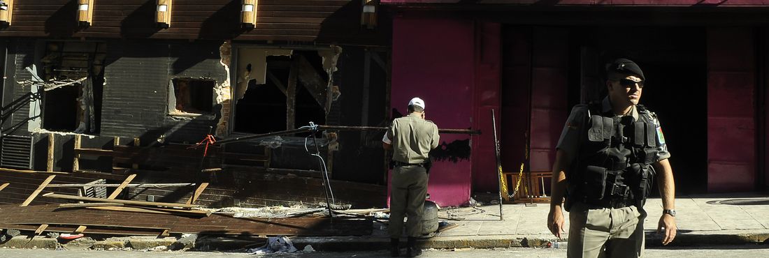Fachada da boate Kiss depois do incêndio que matou 242 pessoas em Santa Maria