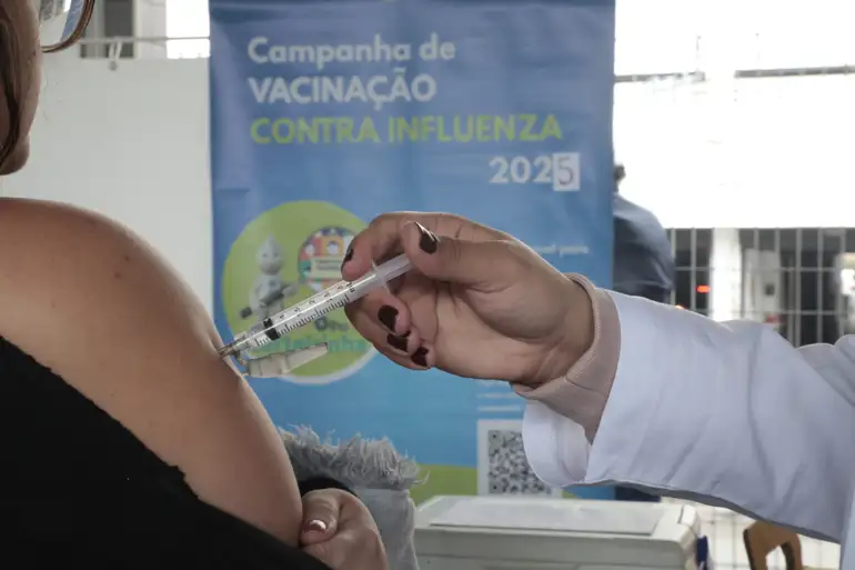 São Paulo (SP), 09/06/2025 - A Secretaria Municipal da Saúde de São Paulo inicia ações de intensificação da vacinação contra a influenza. Posto de vacinação no Terminal Parque Dom Pedro II, no centro da capital paulista. Foto: Paulo Pinto/Agência Brasil. Foto: Paulo Pinto/Agência Brasil