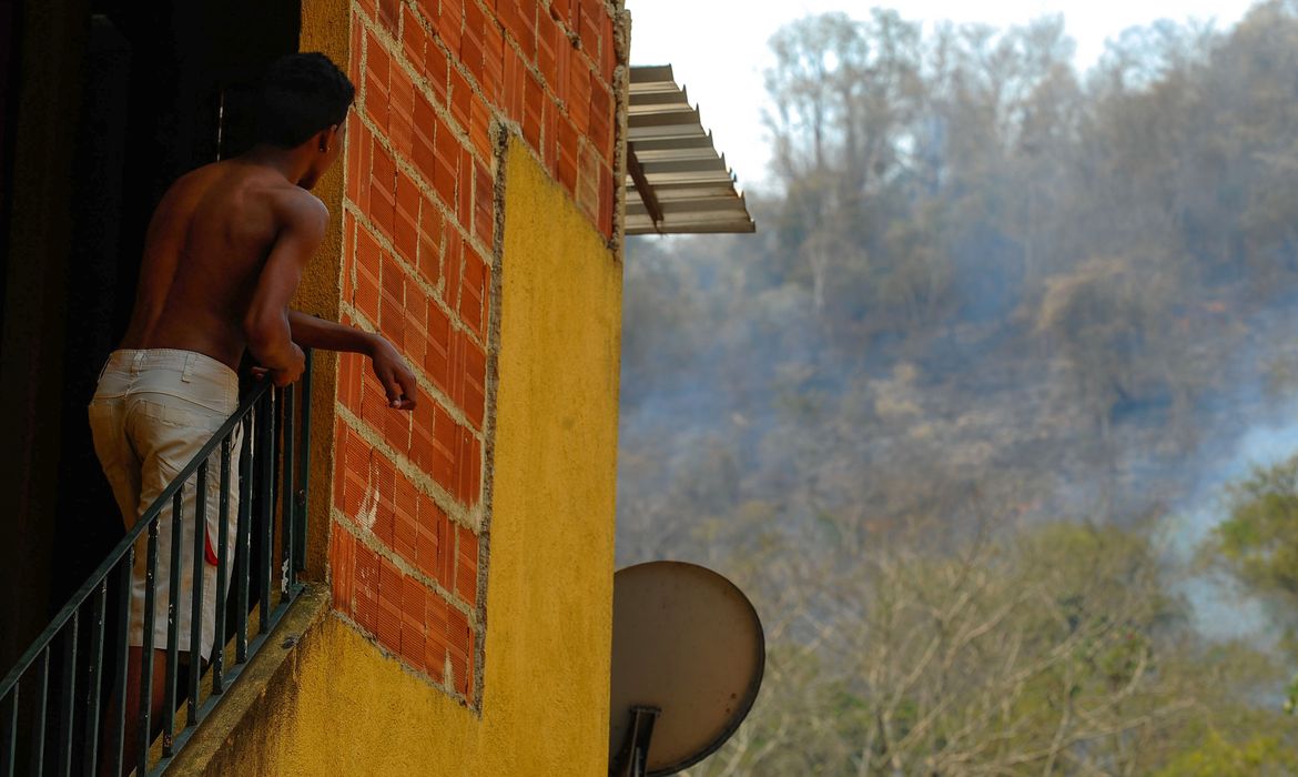 Focos de incêndio próximos a áreas residenciais assustam moradores em Petrópolis