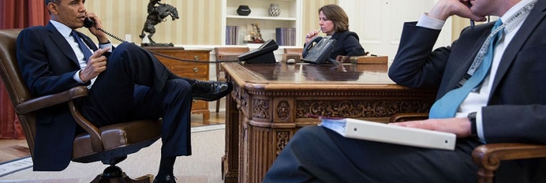 Barack Obama fala ao telefon com o diretor do FBI, Robert Mueller