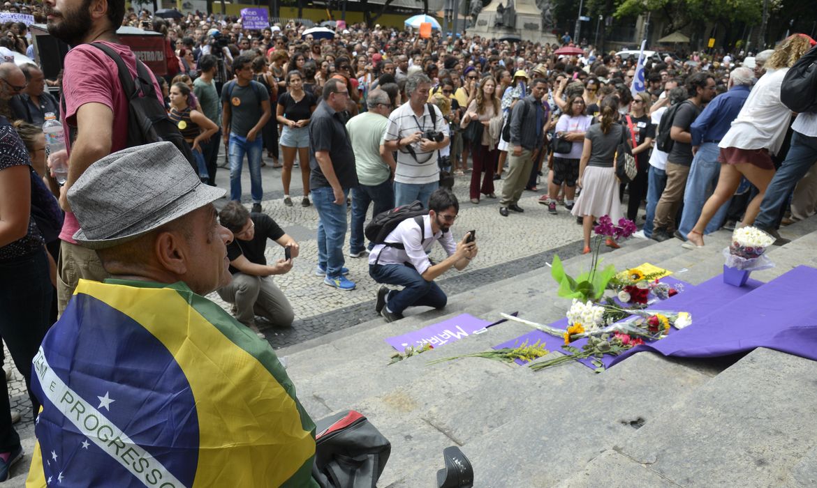 Rio de Janeiro - Milhares de pessoas participam de ato em memória do motorista Anderson Pedro Gomes e da vereadora Marielle Franco, em frente à Câmara dos Vereadores (Tânia Rêgo/Agência Brasil)