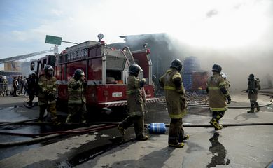 Incêndio atinge galpões da Ceasa no Rio de Janeiro