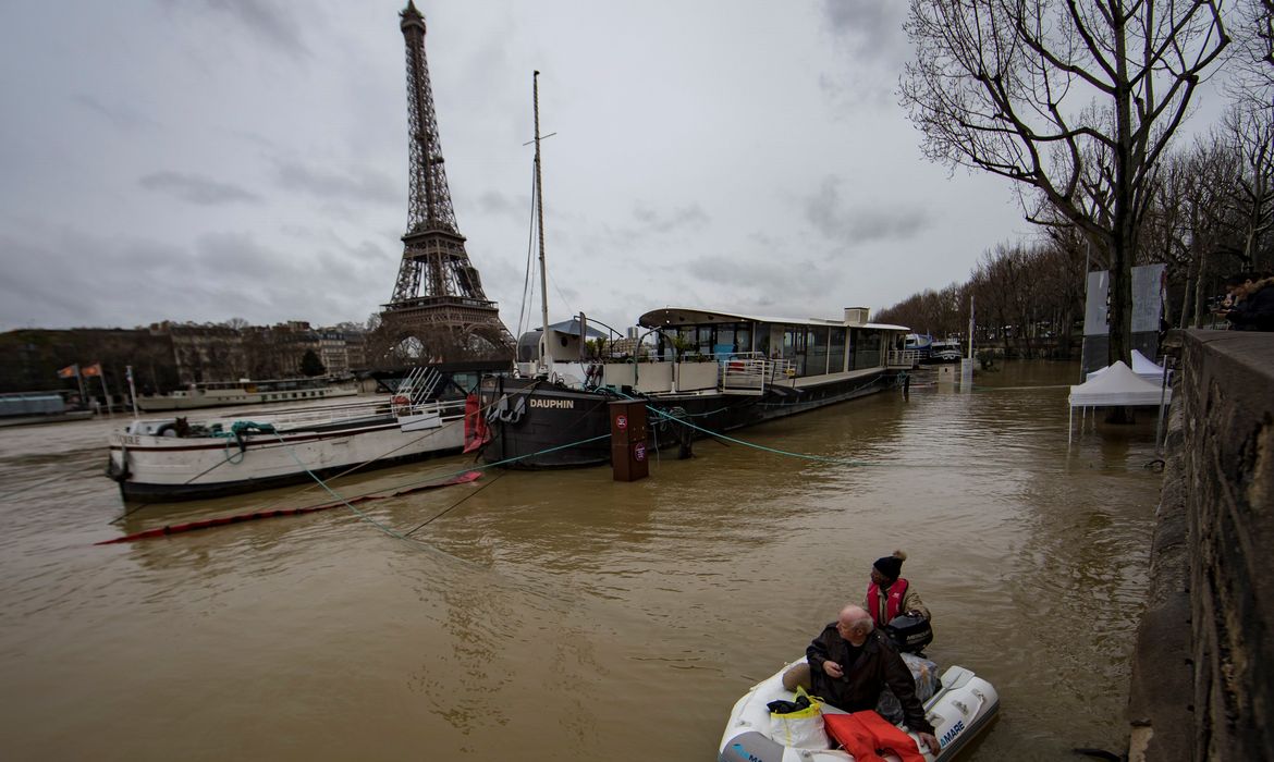 Paris – A capital francesa está hoje em alerta laranja – o terceiro de quatro níveis – devido aos riscos de inundação do Rio Sena (Ian Langsdon/EFE/direitos reservados) 