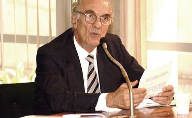 Senador Roberto Saturnino Braga (PT-RJ) nasceu no dia 13/09/1931 no Rio de Janeiro (RJ). 

Mandato: 
no Senado Federal (Rio de Janeiro) para a 51a e 52a Legislaturas. 
A 51a Legislatura refere-se ao período de 01/02/1999 até 31/01/2003; 
A 52a