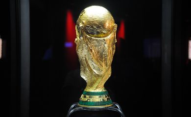 Depois de passar por cerca de 80 países, o troféu da Copa do Mundo de 2014 chegou ontem (21) ao Rio de Janeiro, aonde ficará exposta até o próximo dia 25 no Maracanã (Tânia Rêgo/Agência Brasil)