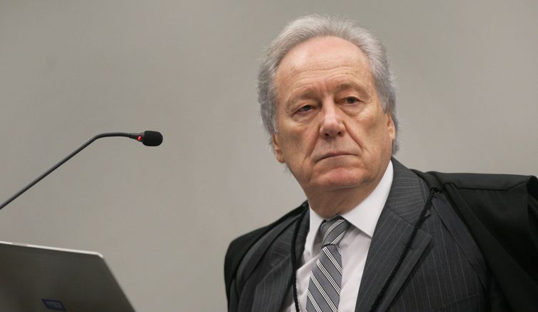 Ministro Ricardo Lewandowski durante sessão da Segunda Turma do STF para jugar ação penal proposta pela Procuradoria-Geral da República (PGR) contra a senadora Gleisi Hoffmann e seu marido, o ex-ministro do Planejamento Paulo Bernardo.