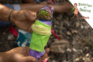 Em Abadia (MG), as crianças fazem bonecas com tufo de capim