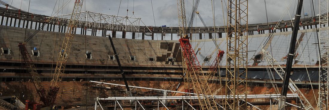 Obras no Estádio Nacional Mané Garrincha, em Brasília, que vai sediar jogos da Copa das Confederações este ano e da Copa do Mundo de 2014