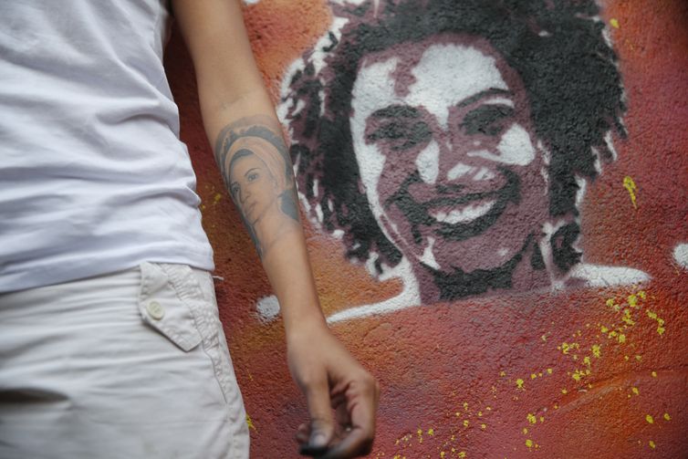 Fernando Frazão/Agência Brasil A viúva de Marielle Franco, Mônica Benício, refaz Grafite em homenagem a Marielle, feito por Malala Yousafzai na comunidade Tavares Bastos, no Catete