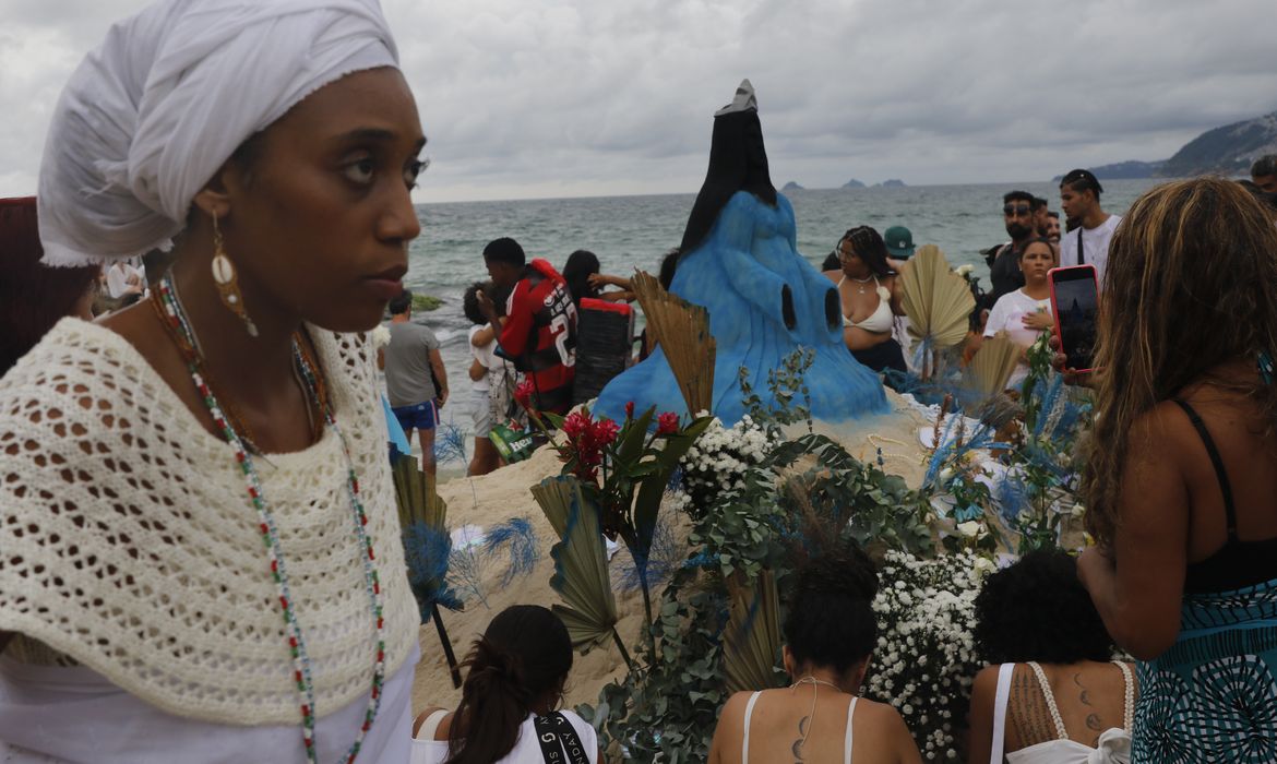 Homenagem a Iemanjá reúne milhares de pessoas no Arpoador