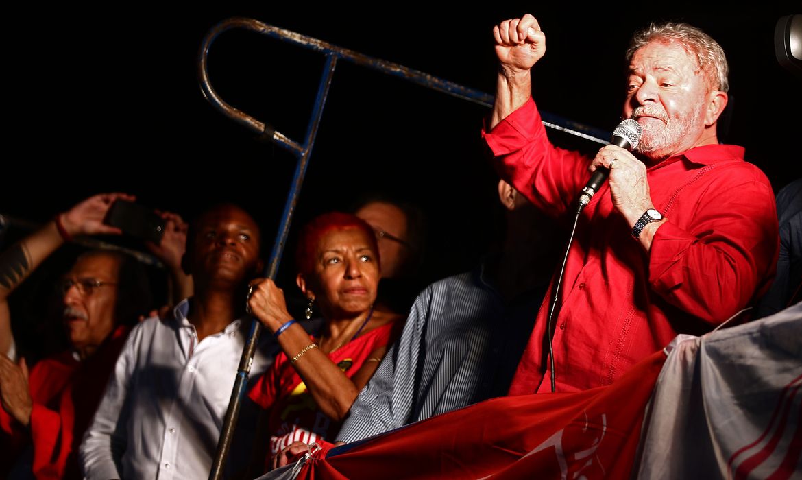São Paulo - O ex-presidente Luiz Inácio Lula da Silva durante ato na Avenida Paulista contra o impeachment e a favor da democracia (Juca Varella/Agência Brasil)
